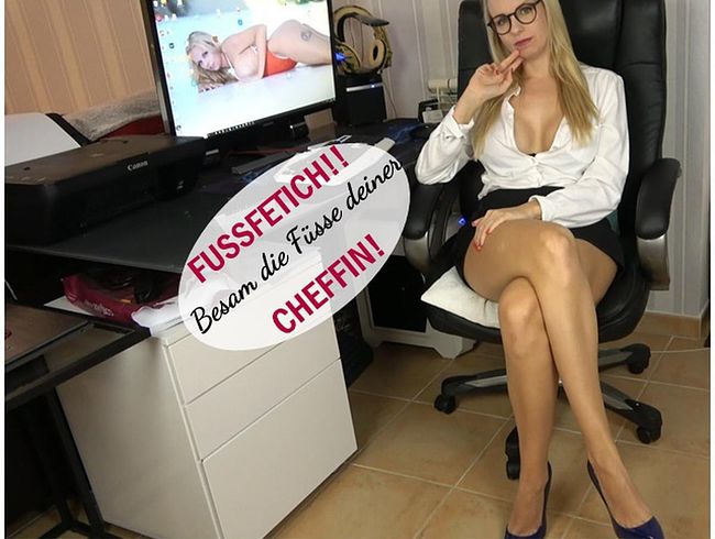 KikiVega Porno Video: Fussfetisch!!  Besam die Füsse deiner Cheffin!